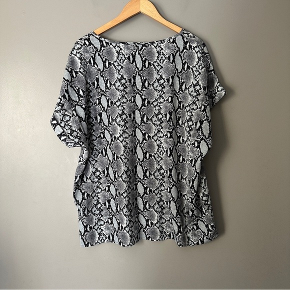 Shein curve snakeskin print short sleeve blouse - Picture 5 of 5